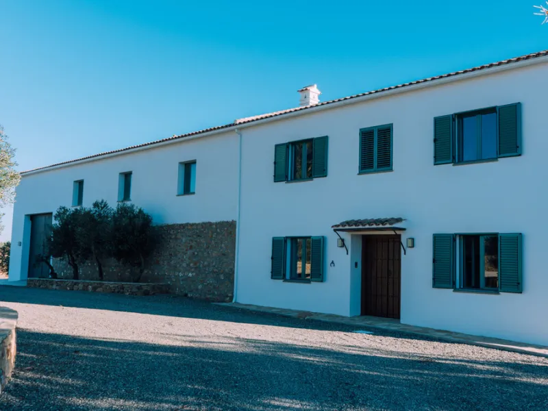 Set on a vast 270,000 m² estate near Ardales and the popular Caminito del Rey, this stunning cortijo blends recent renovations with preserved traditional features—thick stone walls, wooden beams, and classic doors—offering comfort without compromising cha