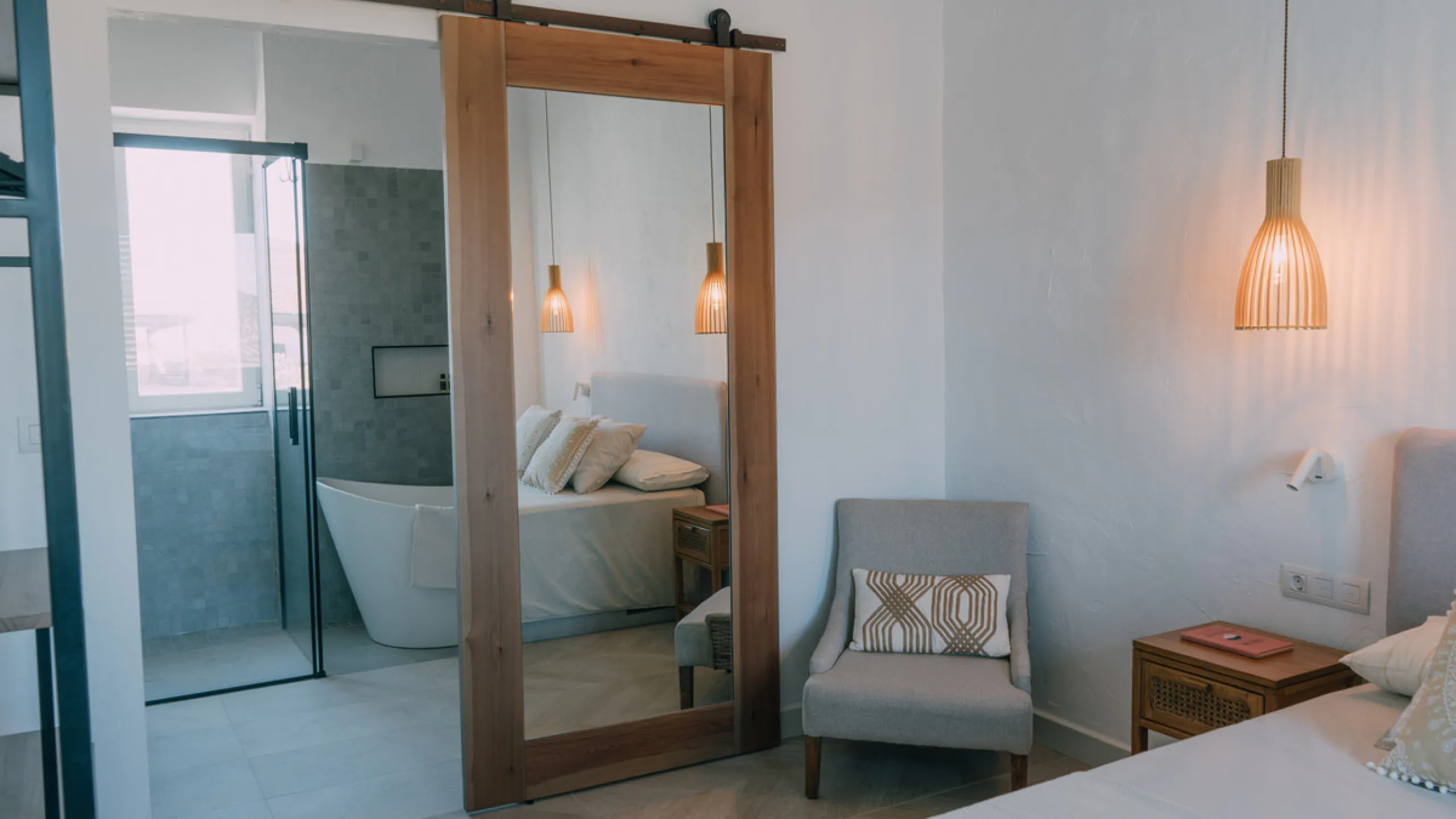 Set on a vast 270,000 m² estate near Ardales and the popular Caminito del Rey, this stunning cortijo blends recent renovations with preserved traditional features—thick stone walls, wooden beams, and classic doors—offering comfort without compromising cha