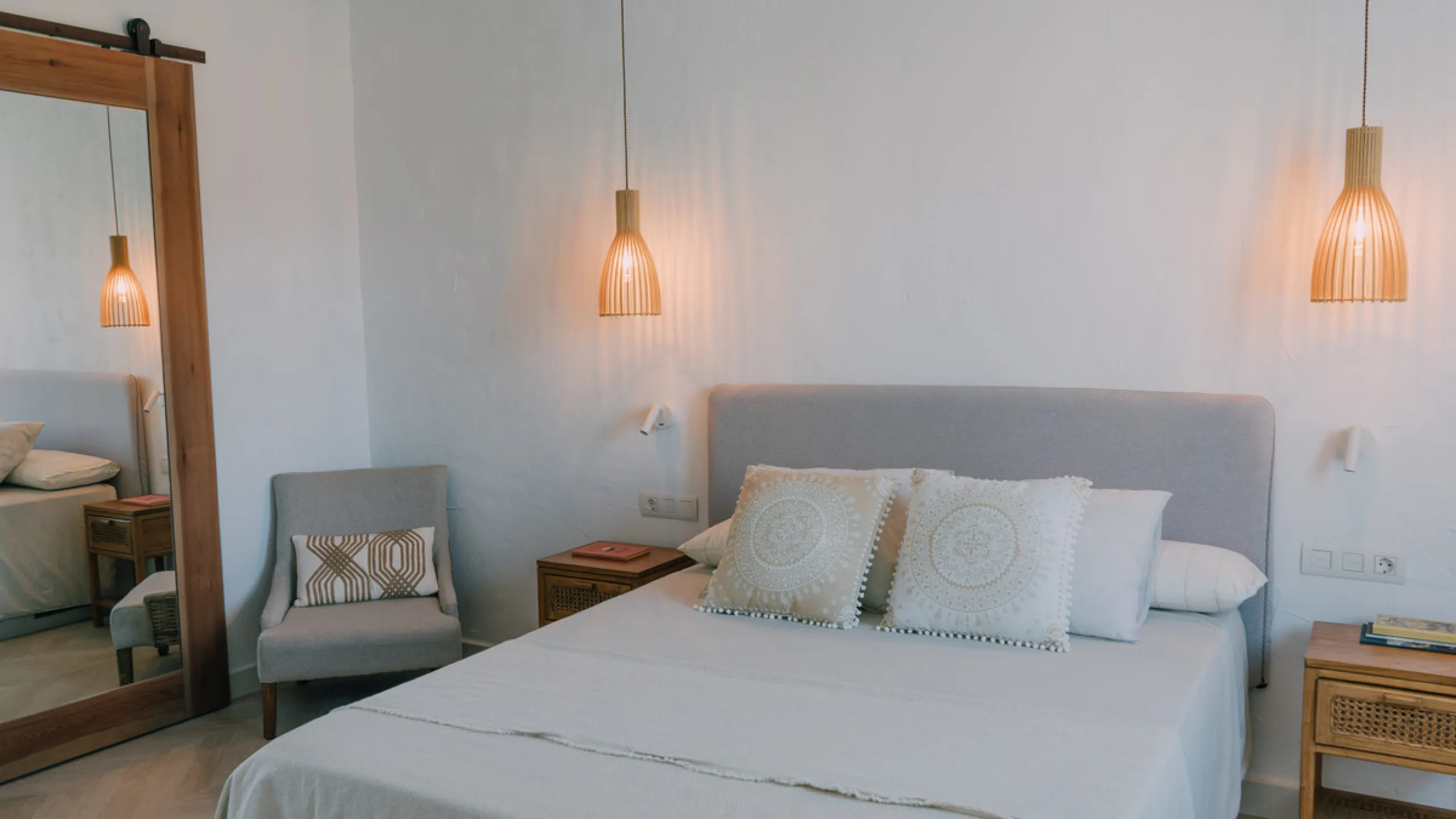 Set on a vast 270,000 m² estate near Ardales and the popular Caminito del Rey, this stunning cortijo blends recent renovations with preserved traditional features—thick stone walls, wooden beams, and classic doors—offering comfort without compromising cha