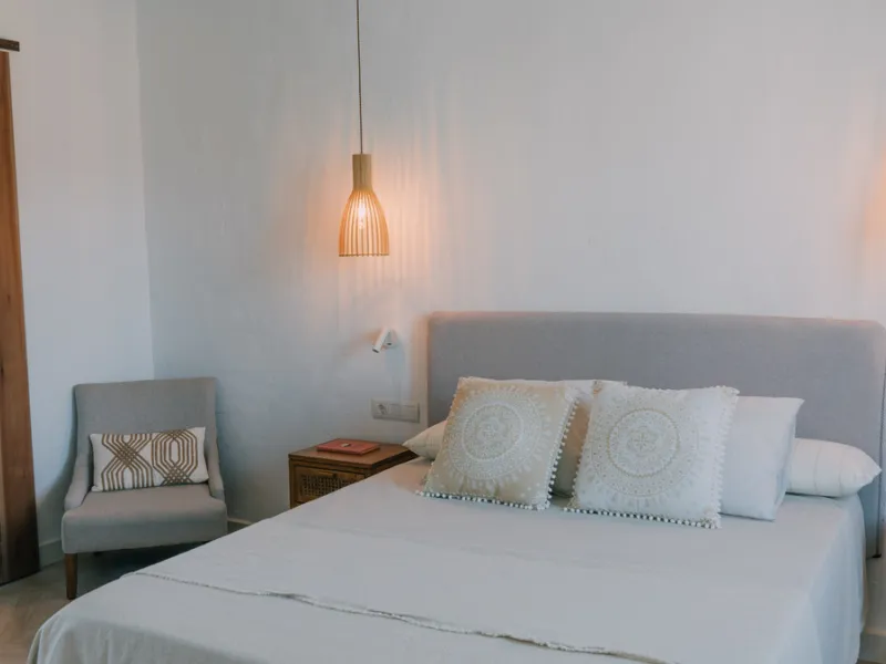 Set on a vast 270,000 m² estate near Ardales and the popular Caminito del Rey, this stunning cortijo blends recent renovations with preserved traditional features—thick stone walls, wooden beams, and classic doors—offering comfort without compromising cha