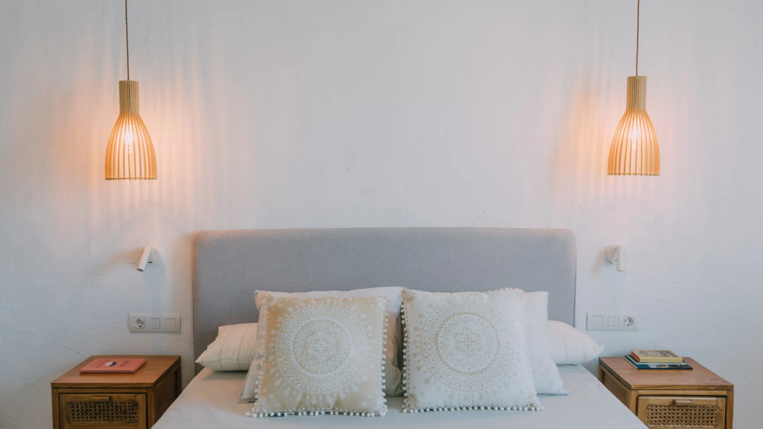 Set on a vast 270,000 m² estate near Ardales and the popular Caminito del Rey, this stunning cortijo blends recent renovations with preserved traditional features—thick stone walls, wooden beams, and classic doors—offering comfort without compromising cha