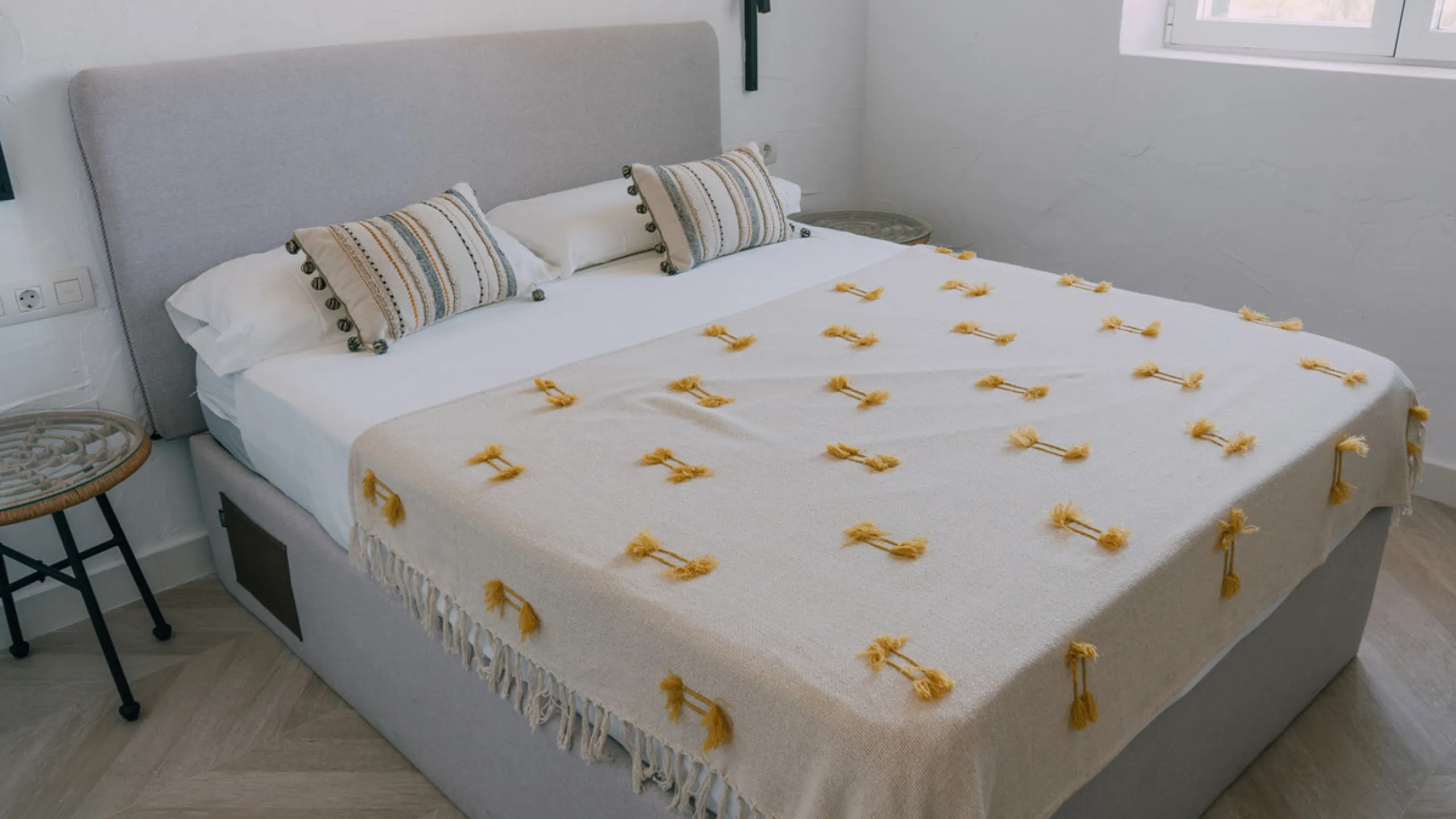 Set on a vast 270,000 m² estate near Ardales and the popular Caminito del Rey, this stunning cortijo blends recent renovations with preserved traditional features—thick stone walls, wooden beams, and classic doors—offering comfort without compromising cha