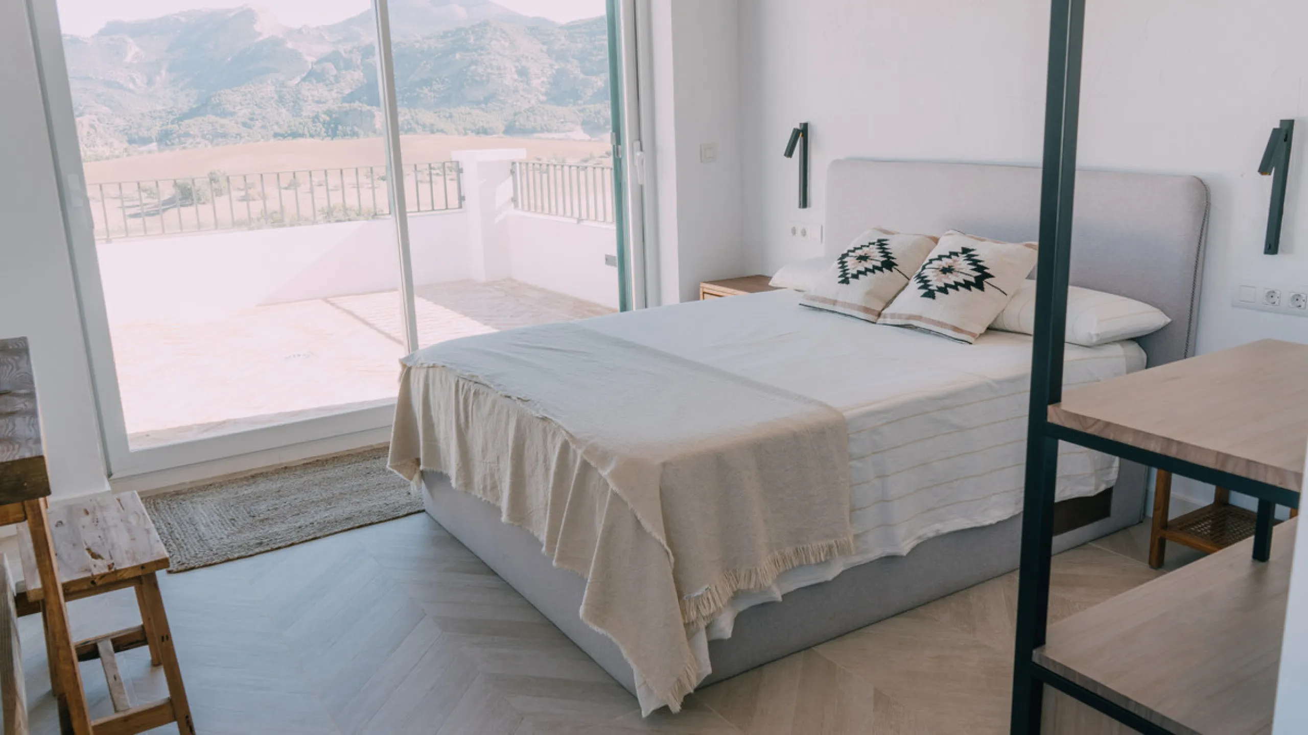 Set on a vast 270,000 m² estate near Ardales and the popular Caminito del Rey, this stunning cortijo blends recent renovations with preserved traditional features—thick stone walls, wooden beams, and classic doors—offering comfort without compromising cha