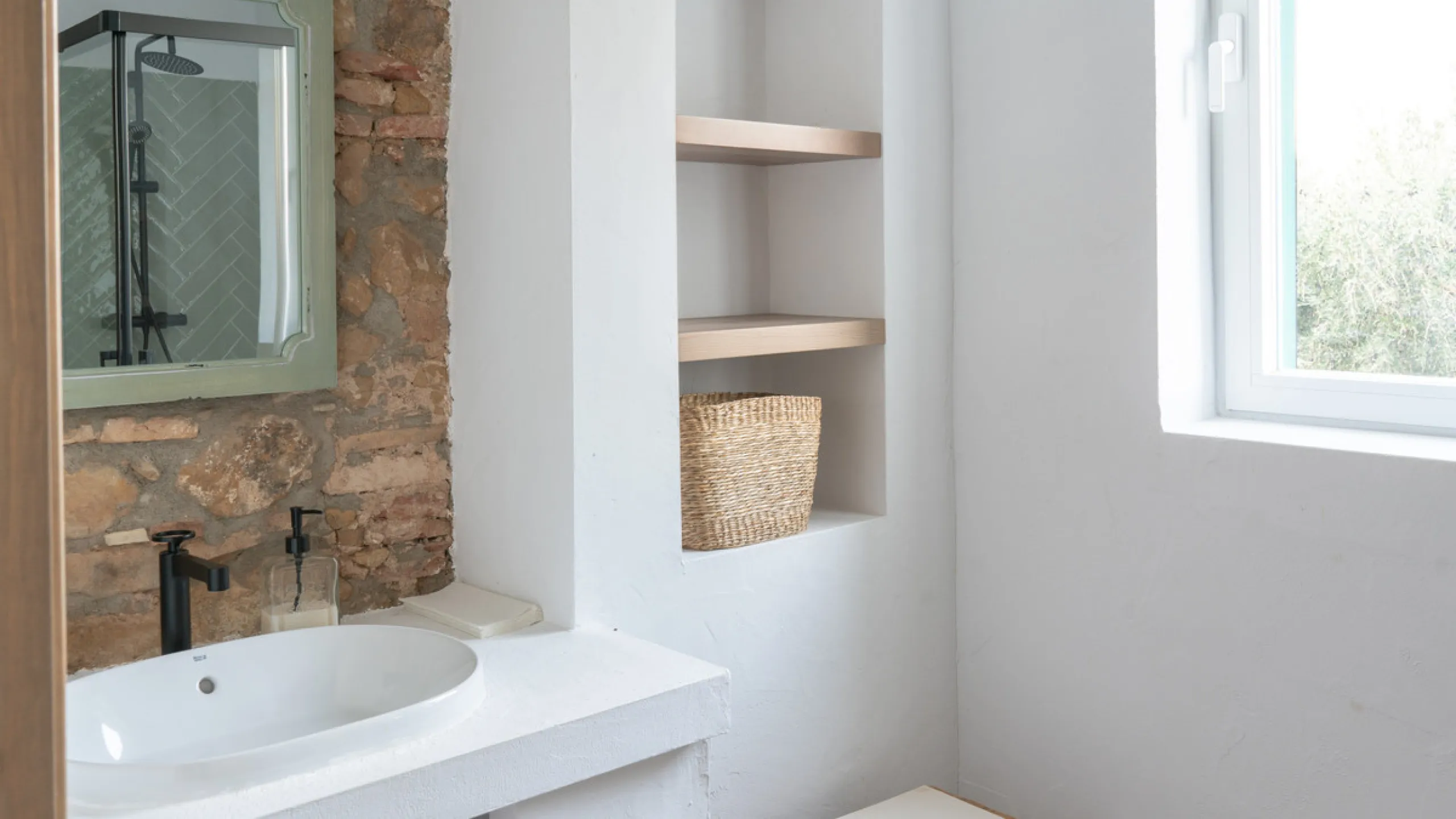 Set on a vast 270,000 m² estate near Ardales and the popular Caminito del Rey, this stunning cortijo blends recent renovations with preserved traditional features—thick stone walls, wooden beams, and classic doors—offering comfort without compromising cha