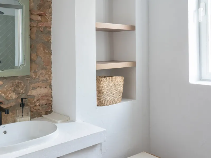 Set on a vast 270,000 m² estate near Ardales and the popular Caminito del Rey, this stunning cortijo blends recent renovations with preserved traditional features—thick stone walls, wooden beams, and classic doors—offering comfort without compromising cha