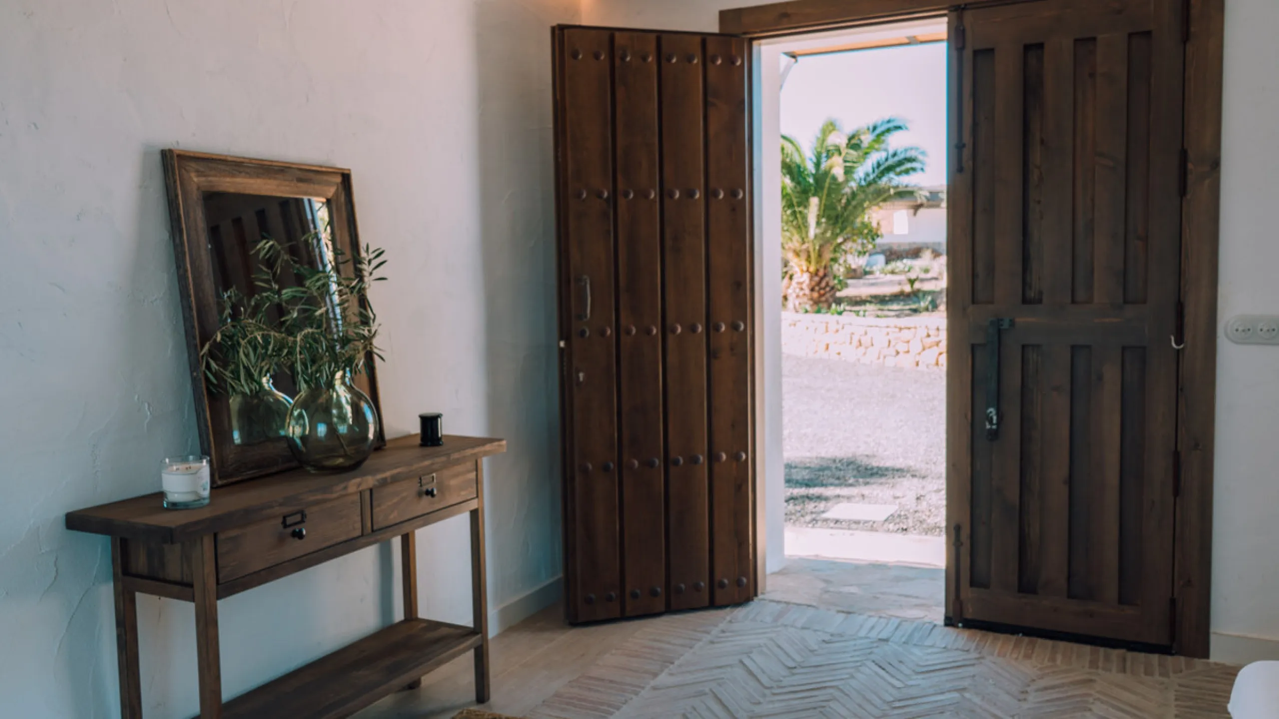 Set on a vast 270,000 m² estate near Ardales and the popular Caminito del Rey, this stunning cortijo blends recent renovations with preserved traditional features—thick stone walls, wooden beams, and classic doors—offering comfort without compromising cha