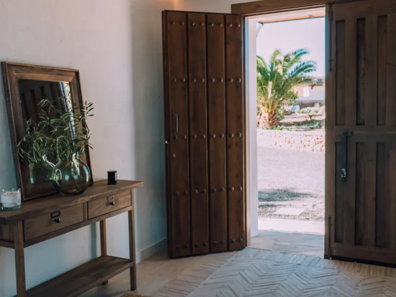 Set on a vast 270,000 m² estate near Ardales and the popular Caminito del Rey, this stunning cortijo blends recent renovations with preserved traditional features—thick stone walls, wooden beams, and classic doors—offering comfort without compromising cha