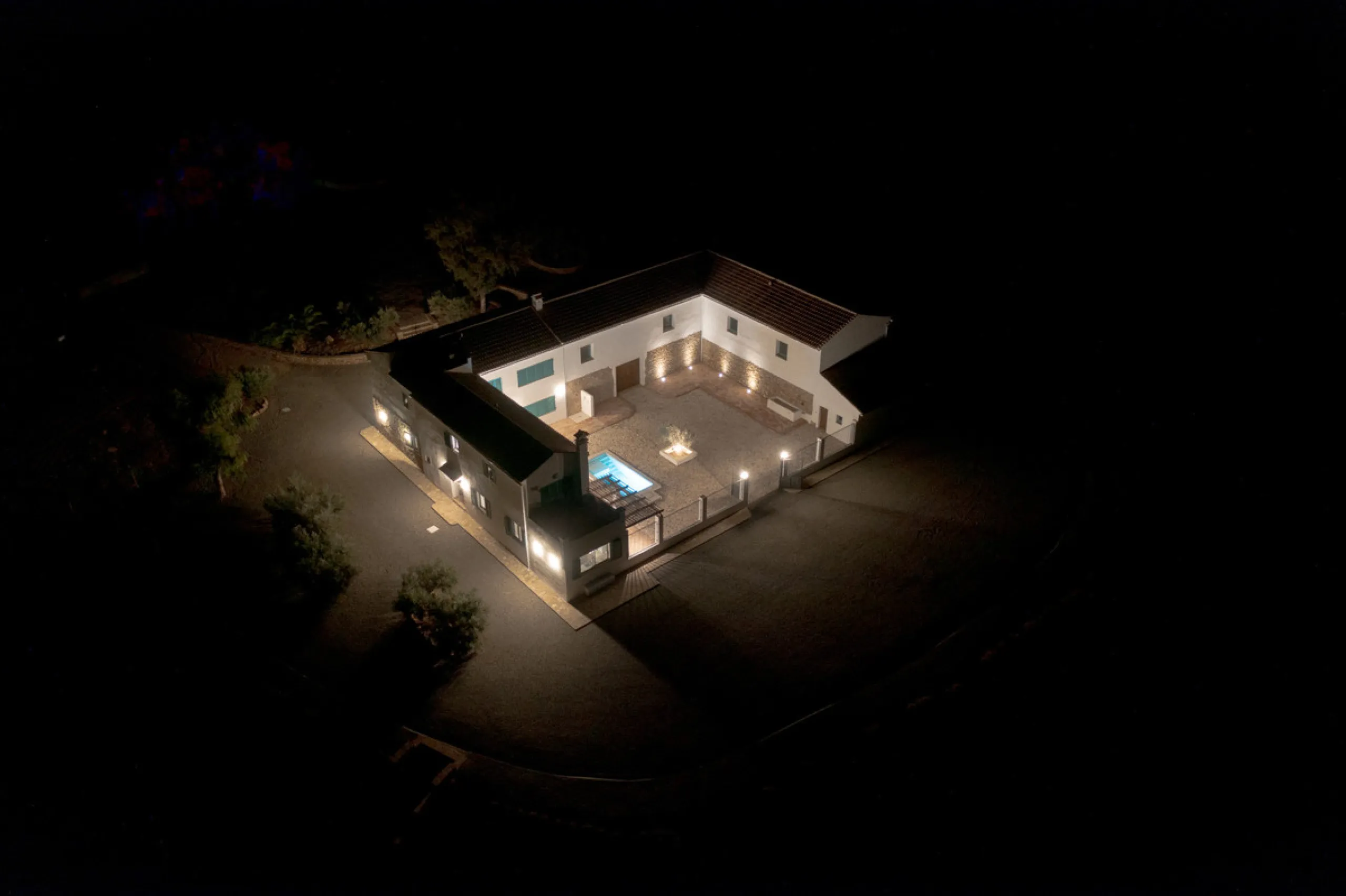 Set on a vast 270,000 m² estate near Ardales and the popular Caminito del Rey, this stunning cortijo blends recent renovations with preserved traditional features—thick stone walls, wooden beams, and classic doors—offering comfort without compromising cha