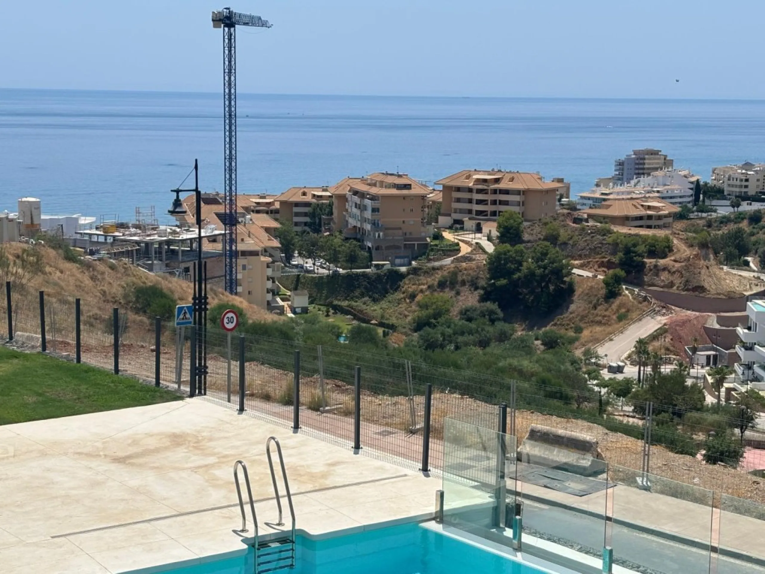 Apartment - Middle Floor Apartment в продаже в Fuengirola, Málaga. В доме 2 спален и 2 ванных комнат. Площадь дома 150 м²