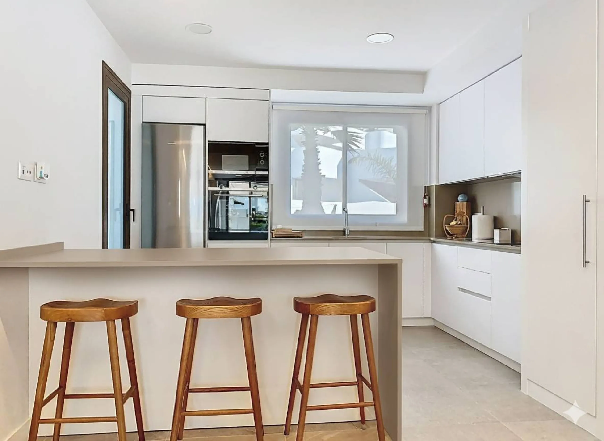 Located in Las Mesas, one of the most sought-after and rapidly expanding residential areas in the city of Estepona, this elegant elevated ground floor apartment combines contemporary design, comfort, and a privileged location. Just a 10-minute walk from t