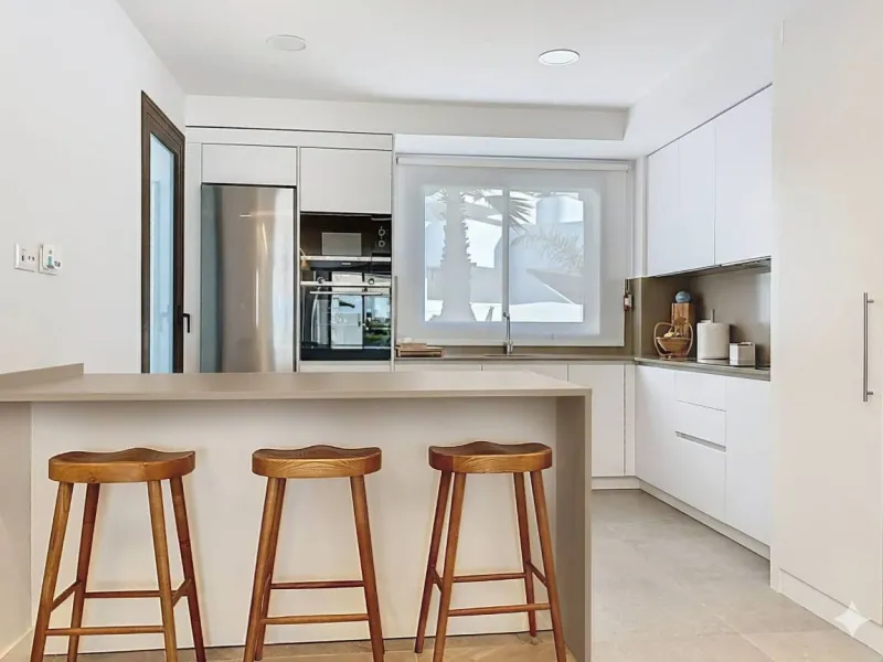 Located in Las Mesas, one of the most sought-after and rapidly expanding residential areas in the city of Estepona, this elegant elevated ground floor apartment combines contemporary design, comfort, and a privileged location. Just a 10-minute walk from t
