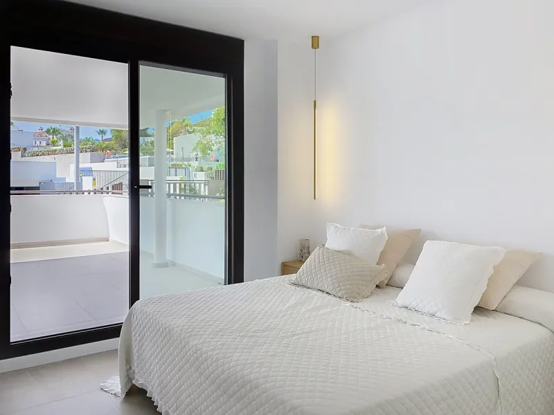 Located in Las Mesas, one of the most sought-after and rapidly expanding residential areas in the city of Estepona, this elegant elevated ground floor apartment combines contemporary design, comfort, and a privileged location. Just a 10-minute walk from t