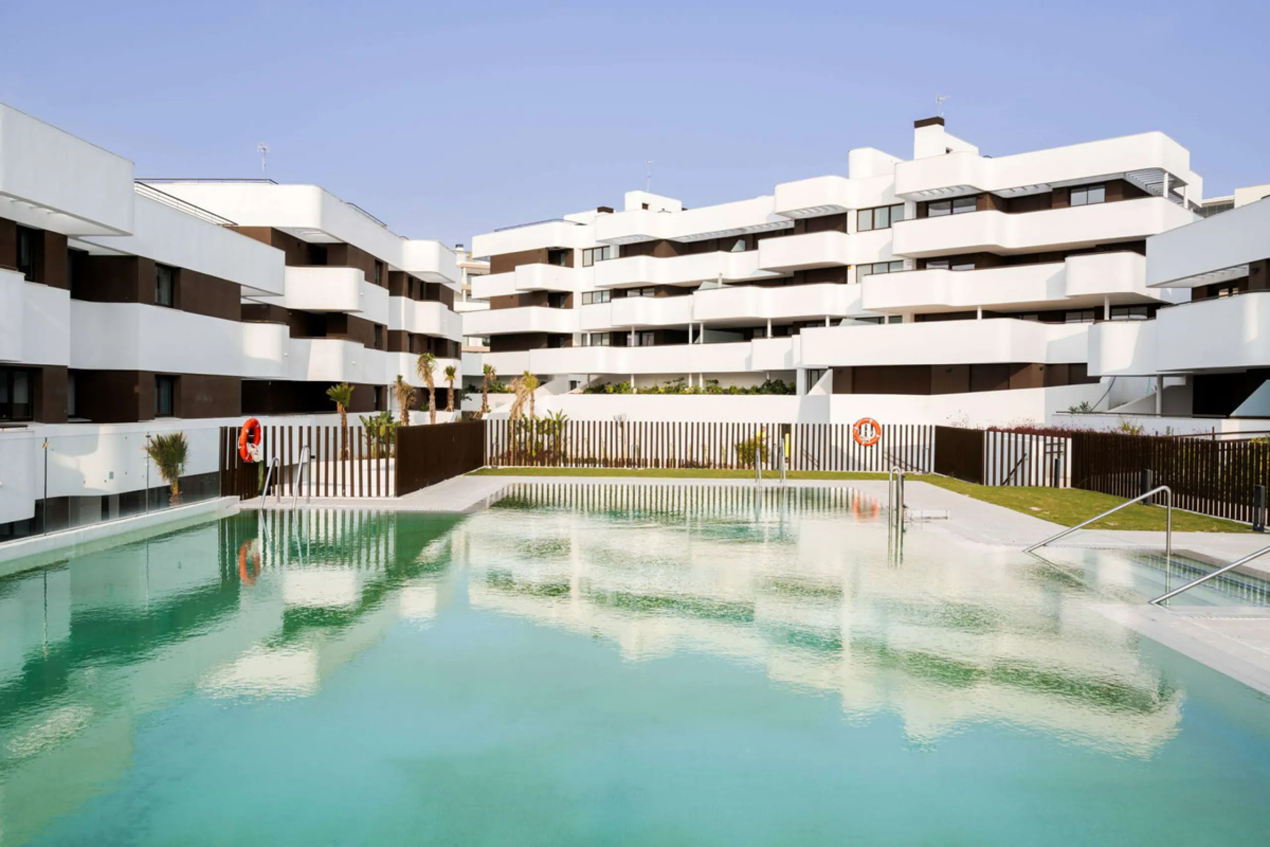 Located in Las Mesas, one of the most sought-after and rapidly expanding residential areas in the city of Estepona, this elegant elevated ground floor apartment combines contemporary design, comfort, and a privileged location. Just a 10-minute walk from t