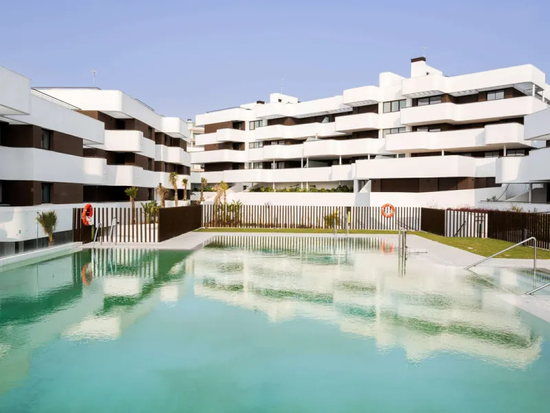 Located in Las Mesas, one of the most sought-after and rapidly expanding residential areas in the city of Estepona, this elegant elevated ground floor apartment combines contemporary design, comfort, and a privileged location. Just a 10-minute walk from t