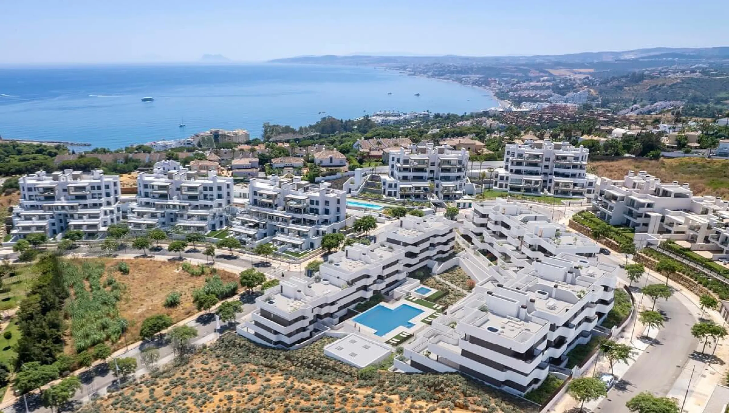 Located in Las Mesas, one of the most sought-after and rapidly expanding residential areas in the city of Estepona, this elegant elevated ground floor apartment combines contemporary design, comfort, and a privileged location. Just a 10-minute walk from t