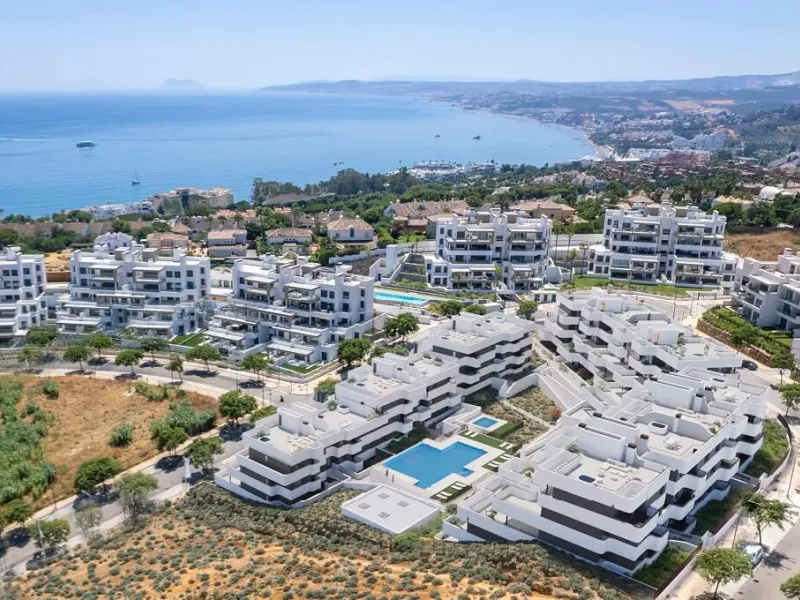 Located in Las Mesas, one of the most sought-after and rapidly expanding residential areas in the city of Estepona, this elegant elevated ground floor apartment combines contemporary design, comfort, and a privileged location. Just a 10-minute walk from t