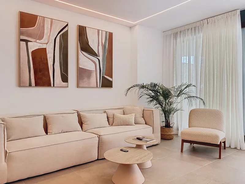 Located in Las Mesas, one of the most sought-after and rapidly expanding residential areas in the city of Estepona, this elegant elevated ground floor apartment combines contemporary design, comfort, and a privileged location. Just a 10-minute walk from t