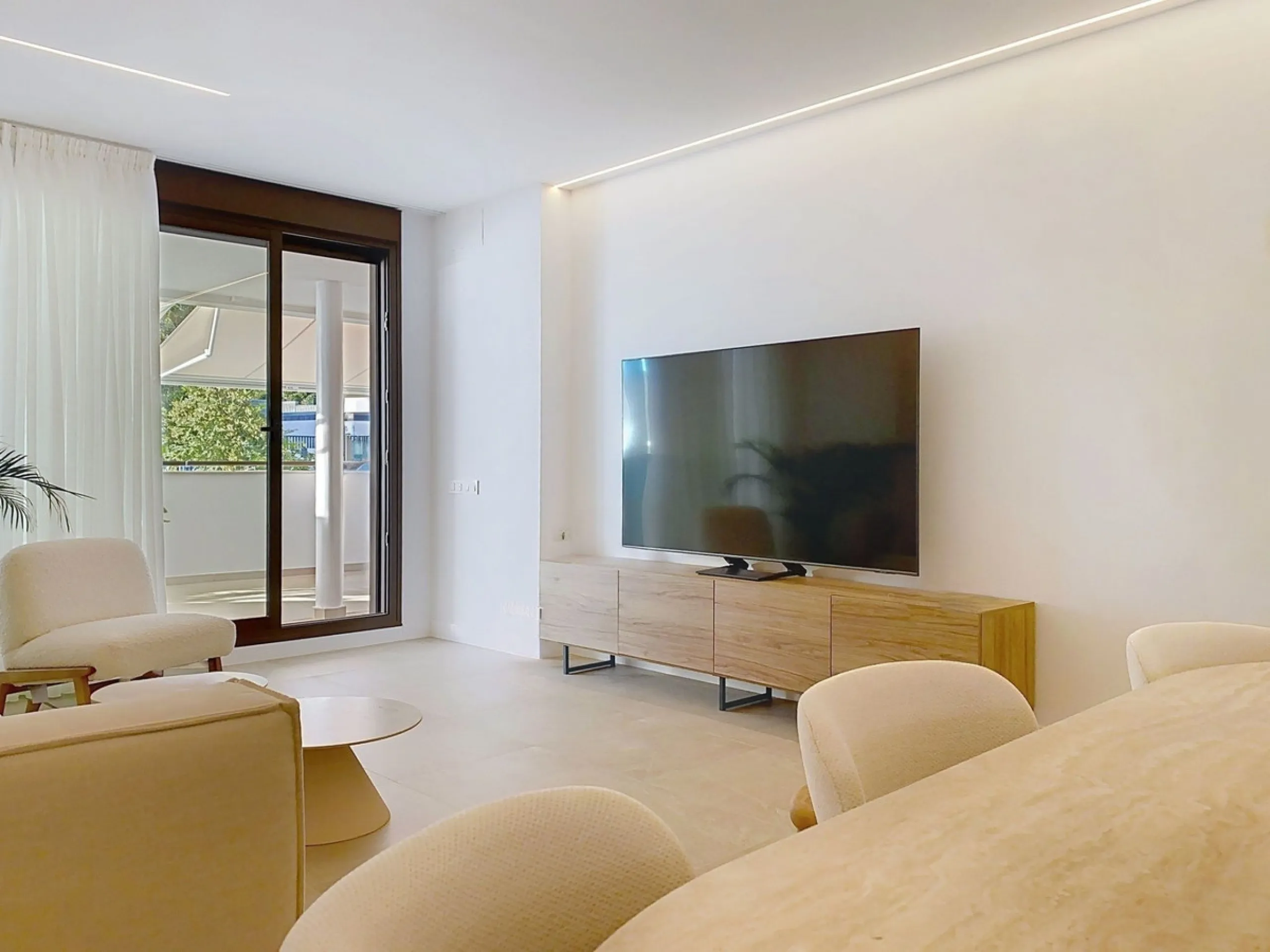 Located in Las Mesas, one of the most sought-after and rapidly expanding residential areas in the city of Estepona, this elegant elevated ground floor apartment combines contemporary design, comfort, and a privileged location. Just a 10-minute walk from t
