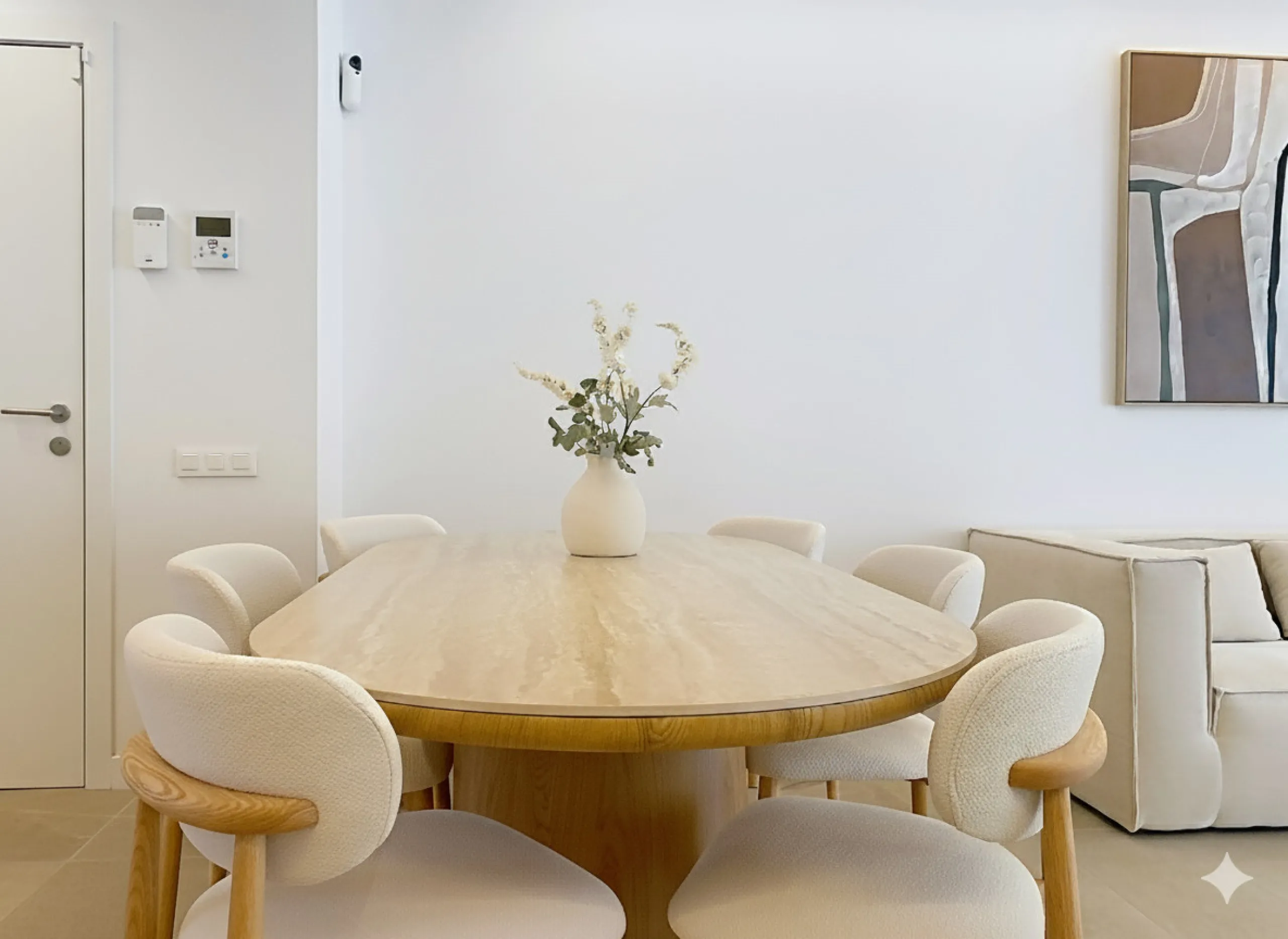 Located in Las Mesas, one of the most sought-after and rapidly expanding residential areas in the city of Estepona, this elegant elevated ground floor apartment combines contemporary design, comfort, and a privileged location. Just a 10-minute walk from t