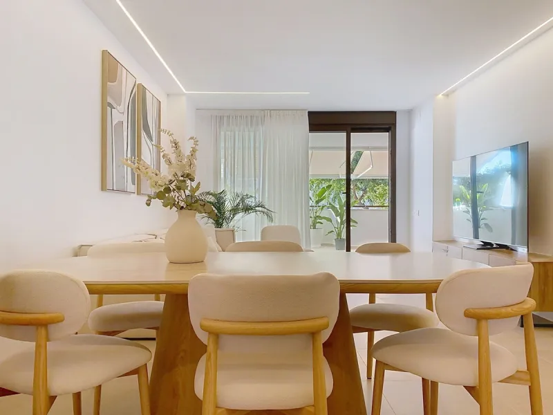 Located in Las Mesas, one of the most sought-after and rapidly expanding residential areas in the city of Estepona, this elegant elevated ground floor apartment combines contemporary design, comfort, and a privileged location. Just a 10-minute walk from t