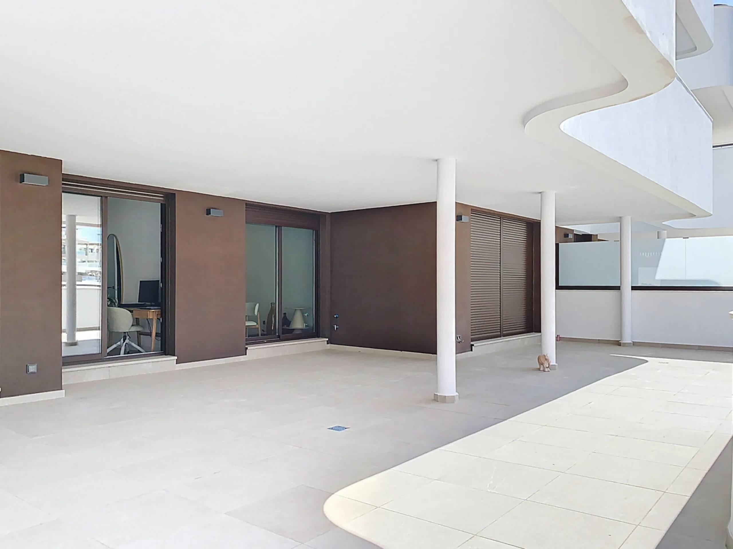 Located in Las Mesas, one of the most sought-after and rapidly expanding residential areas in the city of Estepona, this elegant elevated ground floor apartment combines contemporary design, comfort, and a privileged location. Just a 10-minute walk from t