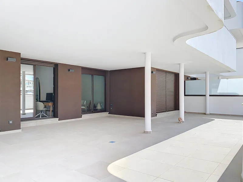 Located in Las Mesas, one of the most sought-after and rapidly expanding residential areas in the city of Estepona, this elegant elevated ground floor apartment combines contemporary design, comfort, and a privileged location. Just a 10-minute walk from t