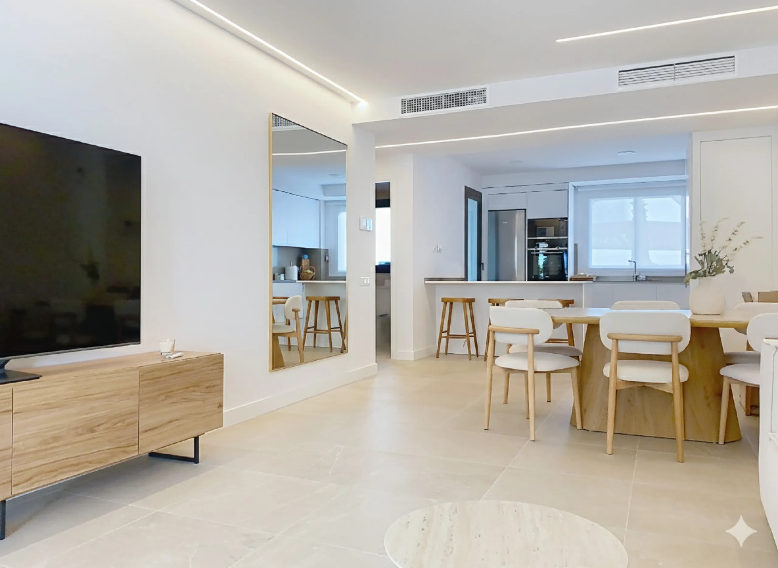 Located in Las Mesas, one of the most sought-after and rapidly expanding residential areas in the city of Estepona, this elegant elevated ground floor apartment combines contemporary design, comfort, and a privileged location. Just a 10-minute walk from t