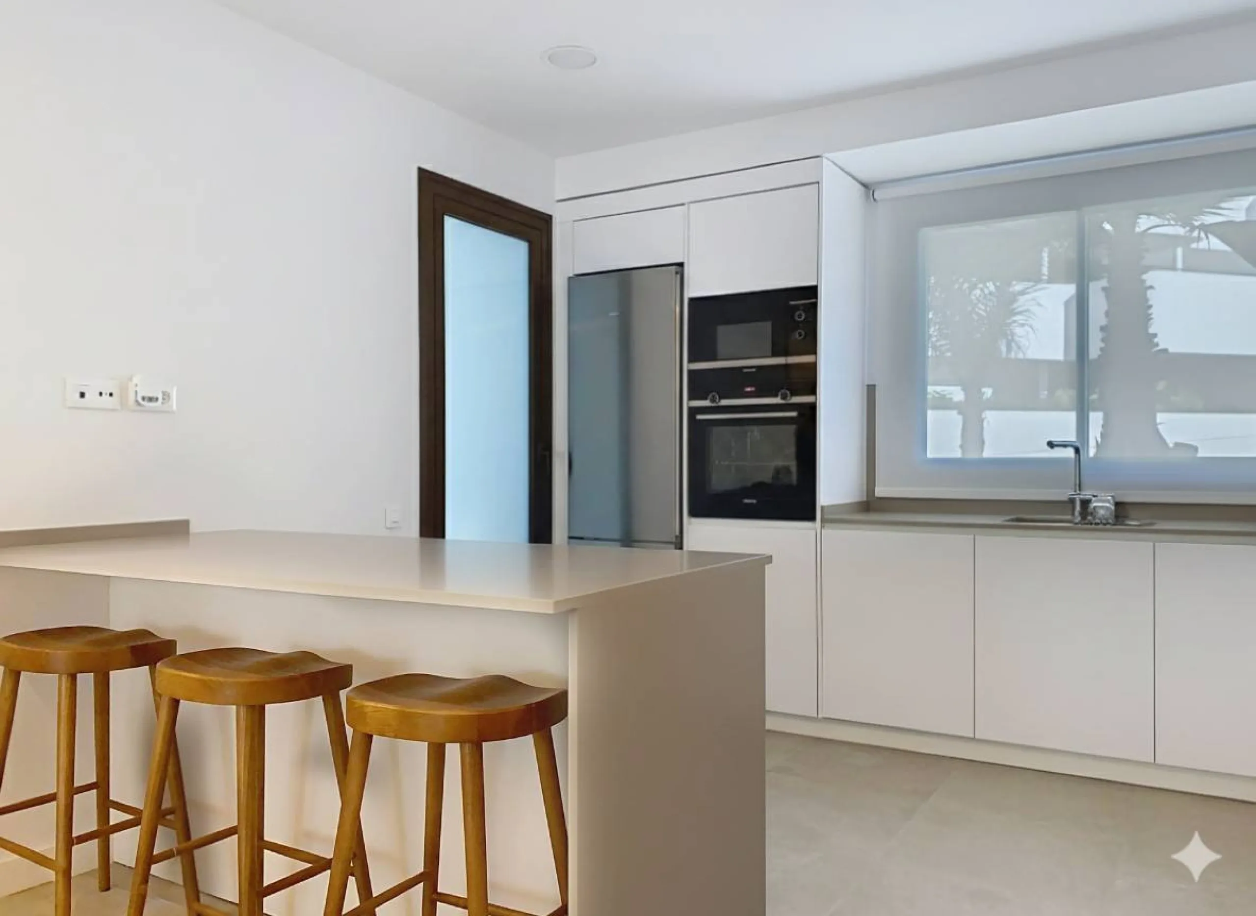 Located in Las Mesas, one of the most sought-after and rapidly expanding residential areas in the city of Estepona, this elegant elevated ground floor apartment combines contemporary design, comfort, and a privileged location. Just a 10-minute walk from t