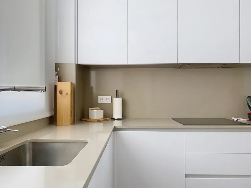 Located in Las Mesas, one of the most sought-after and rapidly expanding residential areas in the city of Estepona, this elegant elevated ground floor apartment combines contemporary design, comfort, and a privileged location. Just a 10-minute walk from t