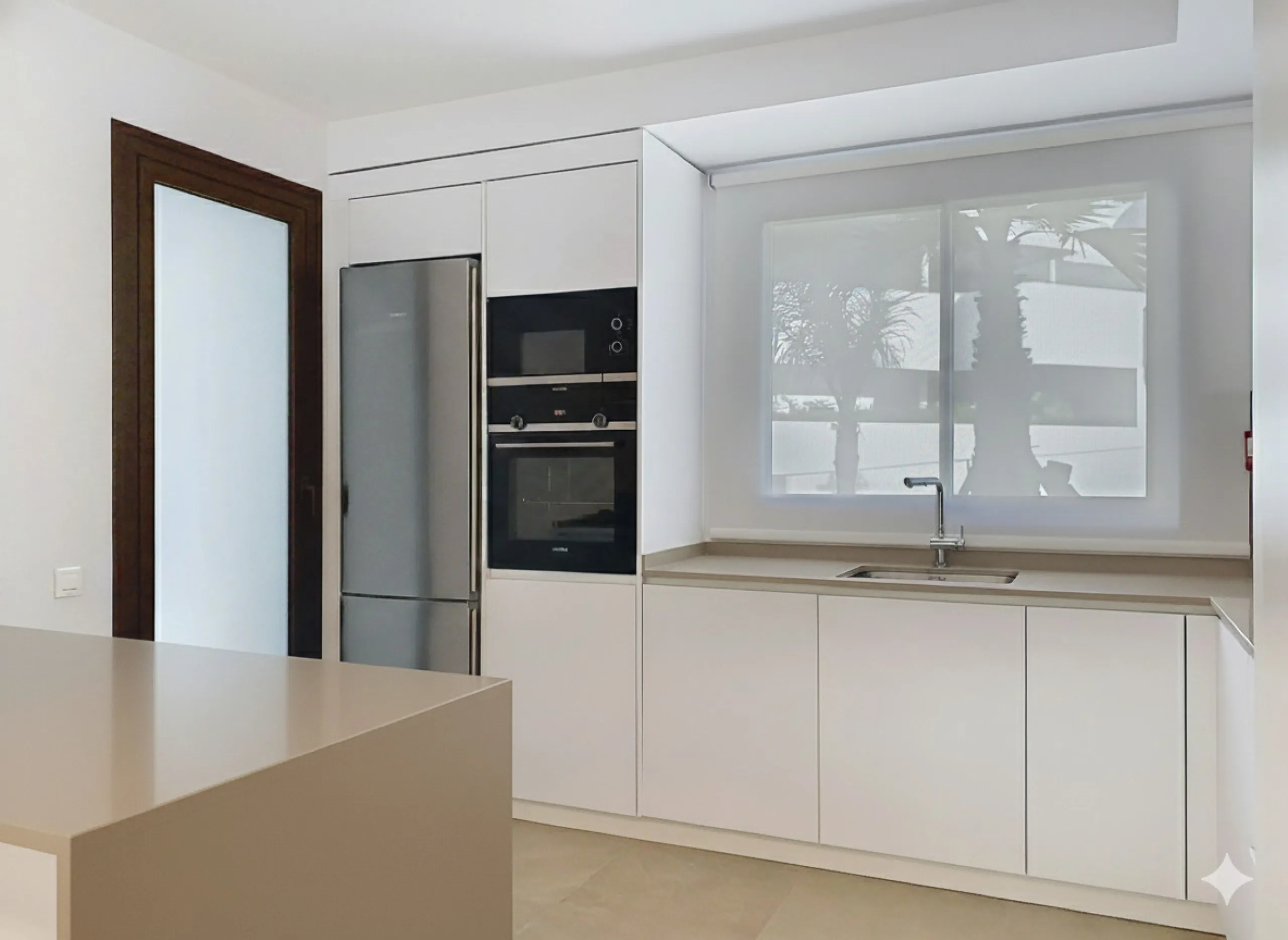 Located in Las Mesas, one of the most sought-after and rapidly expanding residential areas in the city of Estepona, this elegant elevated ground floor apartment combines contemporary design, comfort, and a privileged location. Just a 10-minute walk from t