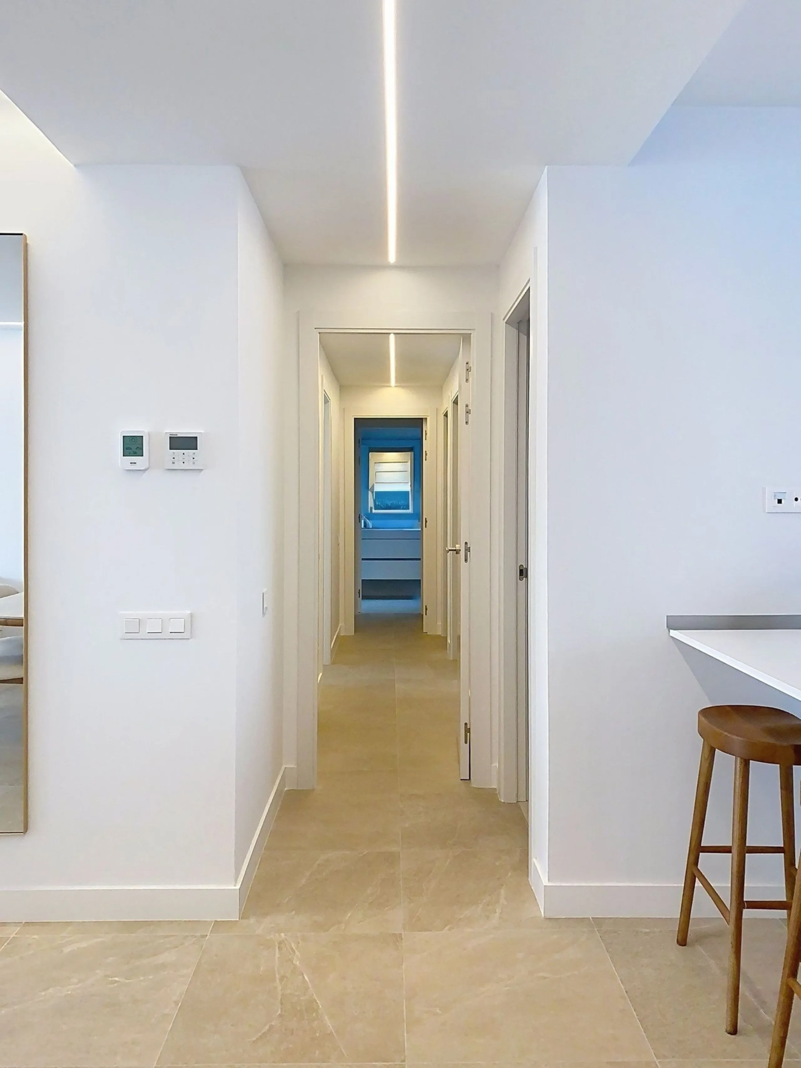 Located in Las Mesas, one of the most sought-after and rapidly expanding residential areas in the city of Estepona, this elegant elevated ground floor apartment combines contemporary design, comfort, and a privileged location. Just a 10-minute walk from t