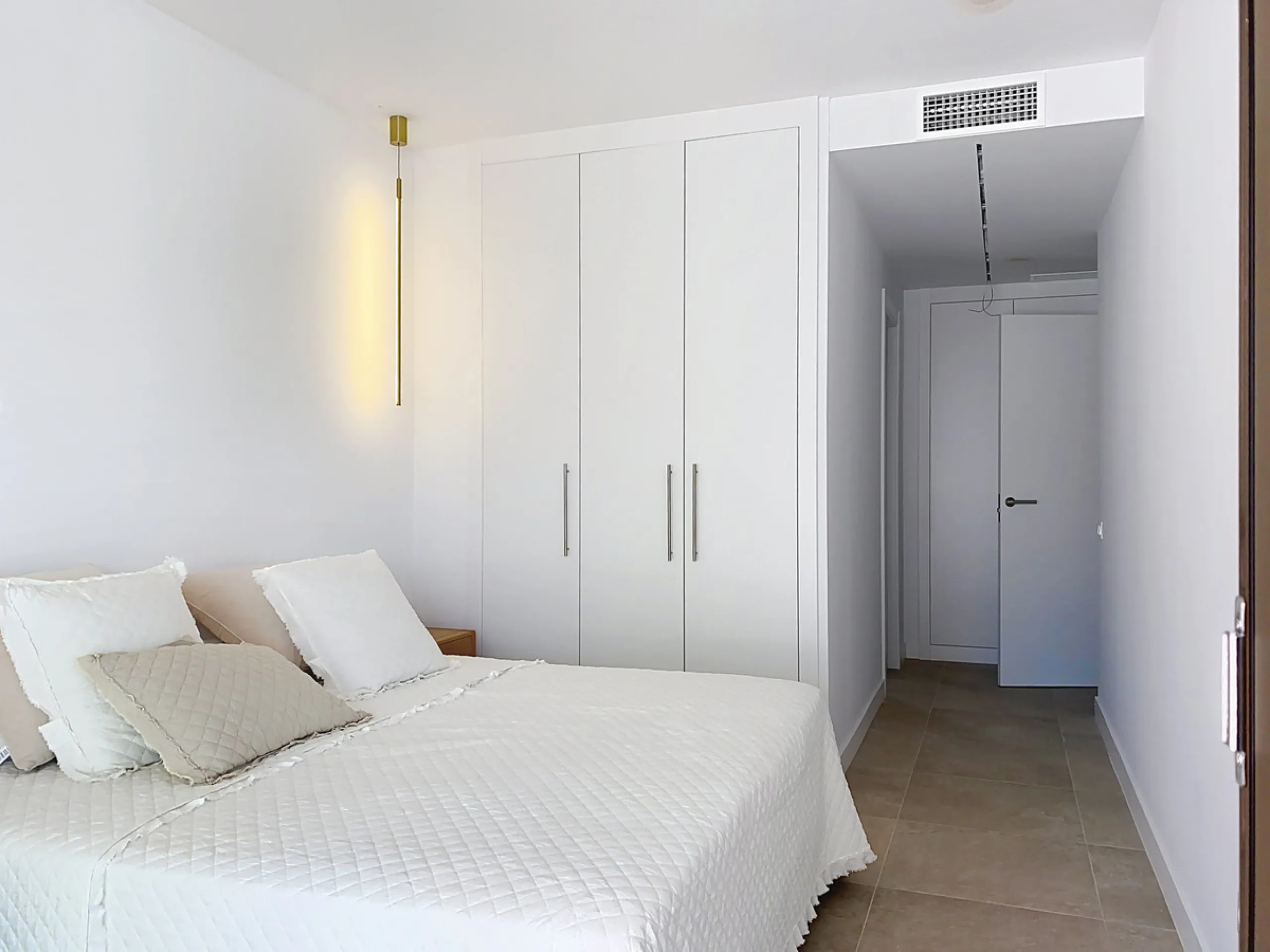 Located in Las Mesas, one of the most sought-after and rapidly expanding residential areas in the city of Estepona, this elegant elevated ground floor apartment combines contemporary design, comfort, and a privileged location. Just a 10-minute walk from t