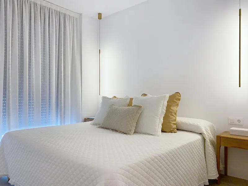 Located in Las Mesas, one of the most sought-after and rapidly expanding residential areas in the city of Estepona, this elegant elevated ground floor apartment combines contemporary design, comfort, and a privileged location. Just a 10-minute walk from t