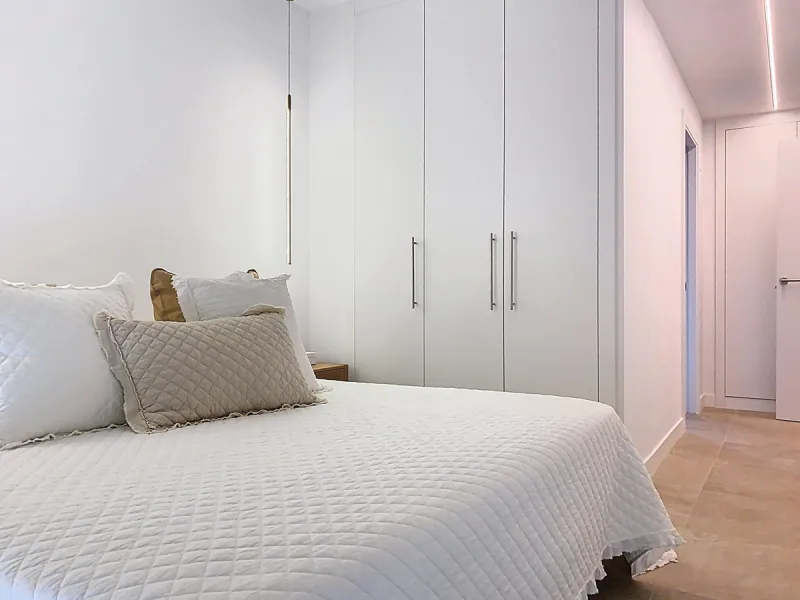 Located in Las Mesas, one of the most sought-after and rapidly expanding residential areas in the city of Estepona, this elegant elevated ground floor apartment combines contemporary design, comfort, and a privileged location. Just a 10-minute walk from t