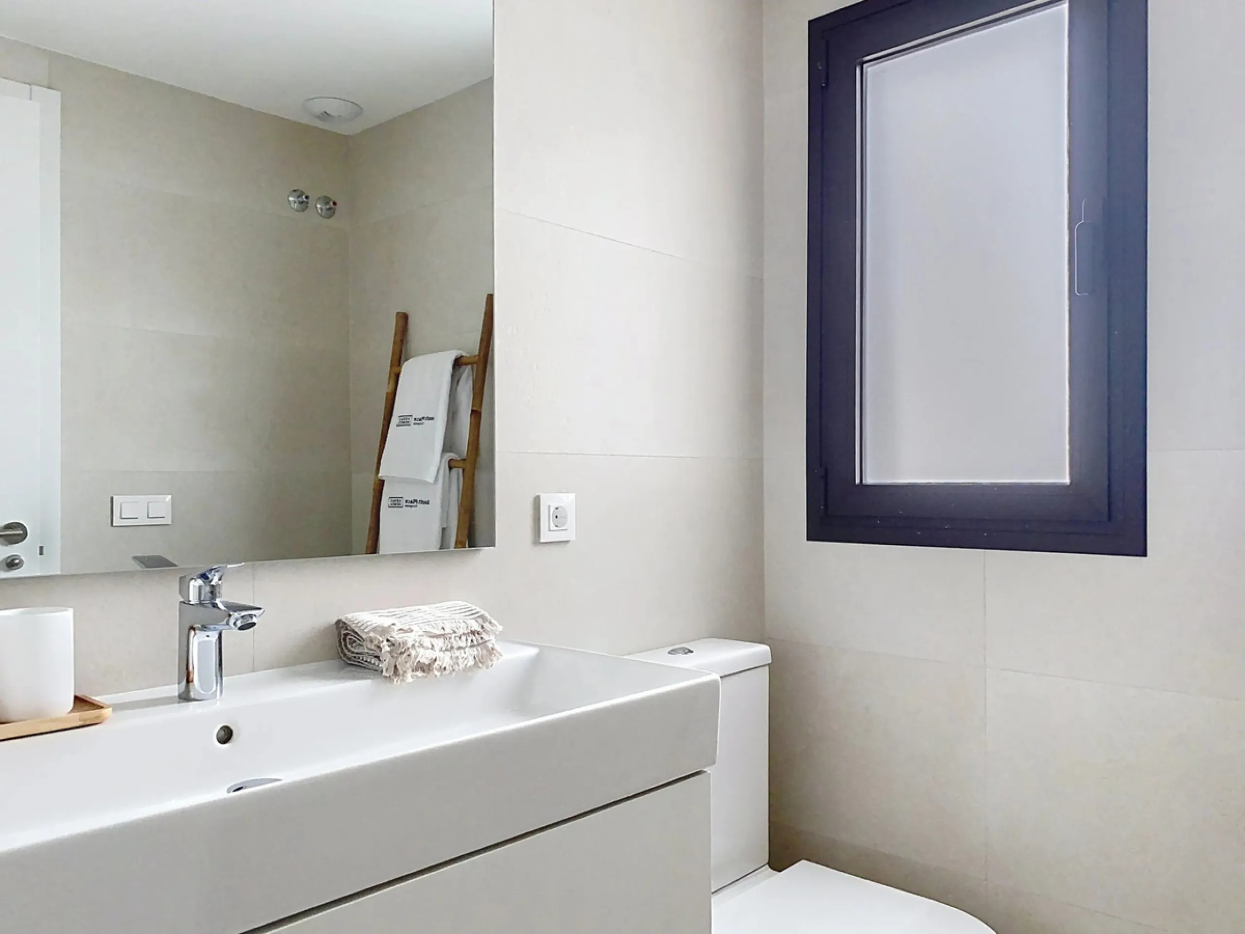Located in Las Mesas, one of the most sought-after and rapidly expanding residential areas in the city of Estepona, this elegant elevated ground floor apartment combines contemporary design, comfort, and a privileged location. Just a 10-minute walk from t