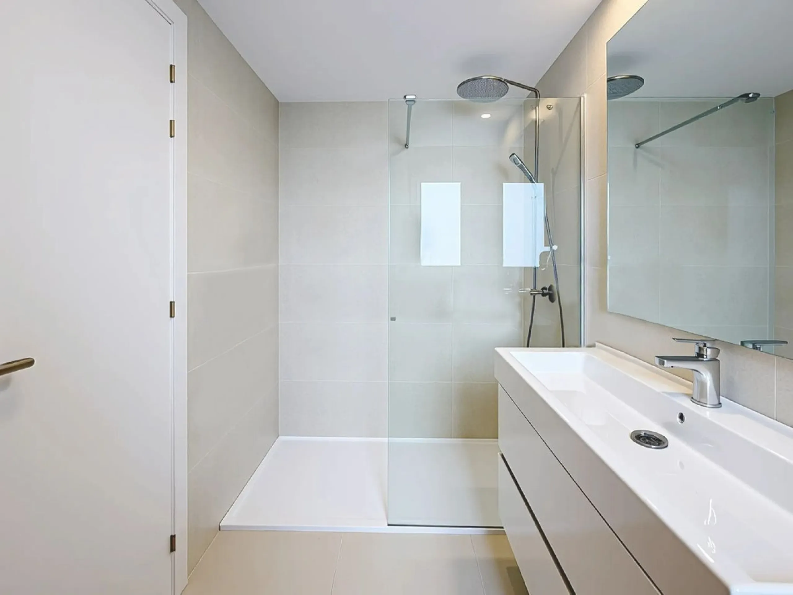 Located in Las Mesas, one of the most sought-after and rapidly expanding residential areas in the city of Estepona, this elegant elevated ground floor apartment combines contemporary design, comfort, and a privileged location. Just a 10-minute walk from t