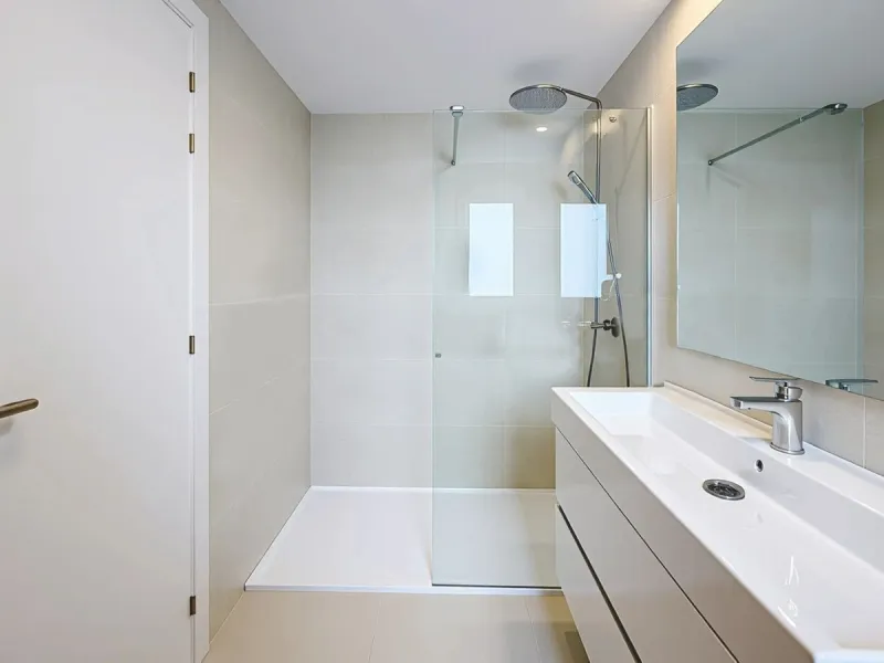 Located in Las Mesas, one of the most sought-after and rapidly expanding residential areas in the city of Estepona, this elegant elevated ground floor apartment combines contemporary design, comfort, and a privileged location. Just a 10-minute walk from t
