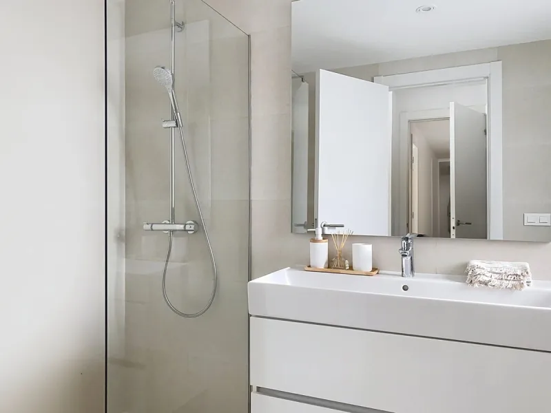 Located in Las Mesas, one of the most sought-after and rapidly expanding residential areas in the city of Estepona, this elegant elevated ground floor apartment combines contemporary design, comfort, and a privileged location. Just a 10-minute walk from t