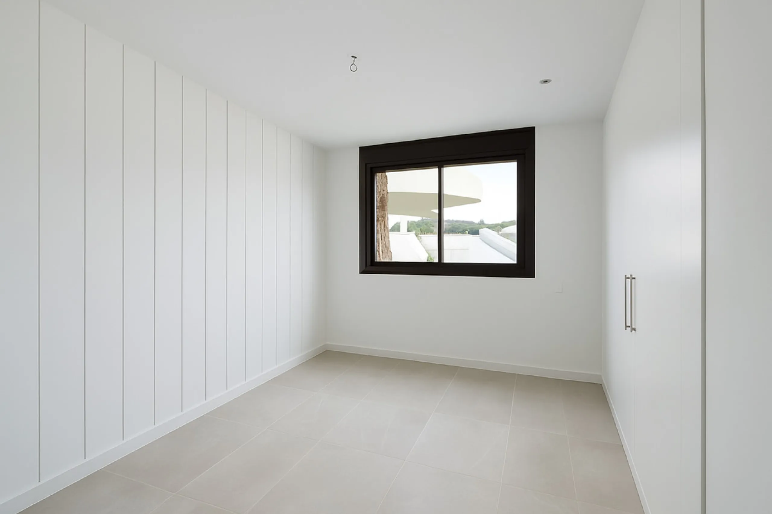 Located in Las Mesas, one of the most sought-after and rapidly expanding residential areas in the city of Estepona, this elegant elevated ground floor apartment combines contemporary design, comfort, and a privileged location. Just a 10-minute walk from t