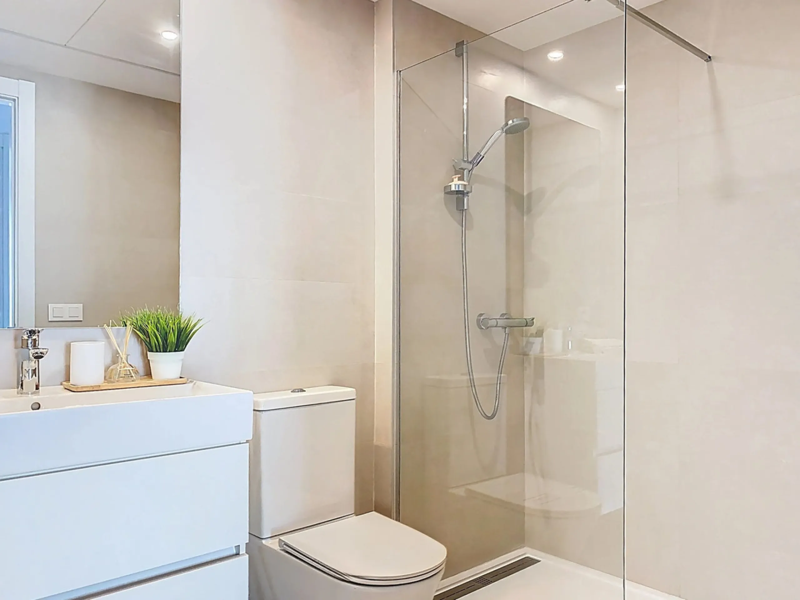 Located in Las Mesas, one of the most sought-after and rapidly expanding residential areas in the city of Estepona, this elegant elevated ground floor apartment combines contemporary design, comfort, and a privileged location. Just a 10-minute walk from t