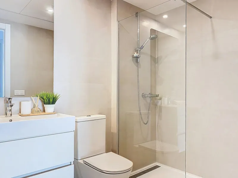 Located in Las Mesas, one of the most sought-after and rapidly expanding residential areas in the city of Estepona, this elegant elevated ground floor apartment combines contemporary design, comfort, and a privileged location. Just a 10-minute walk from t
