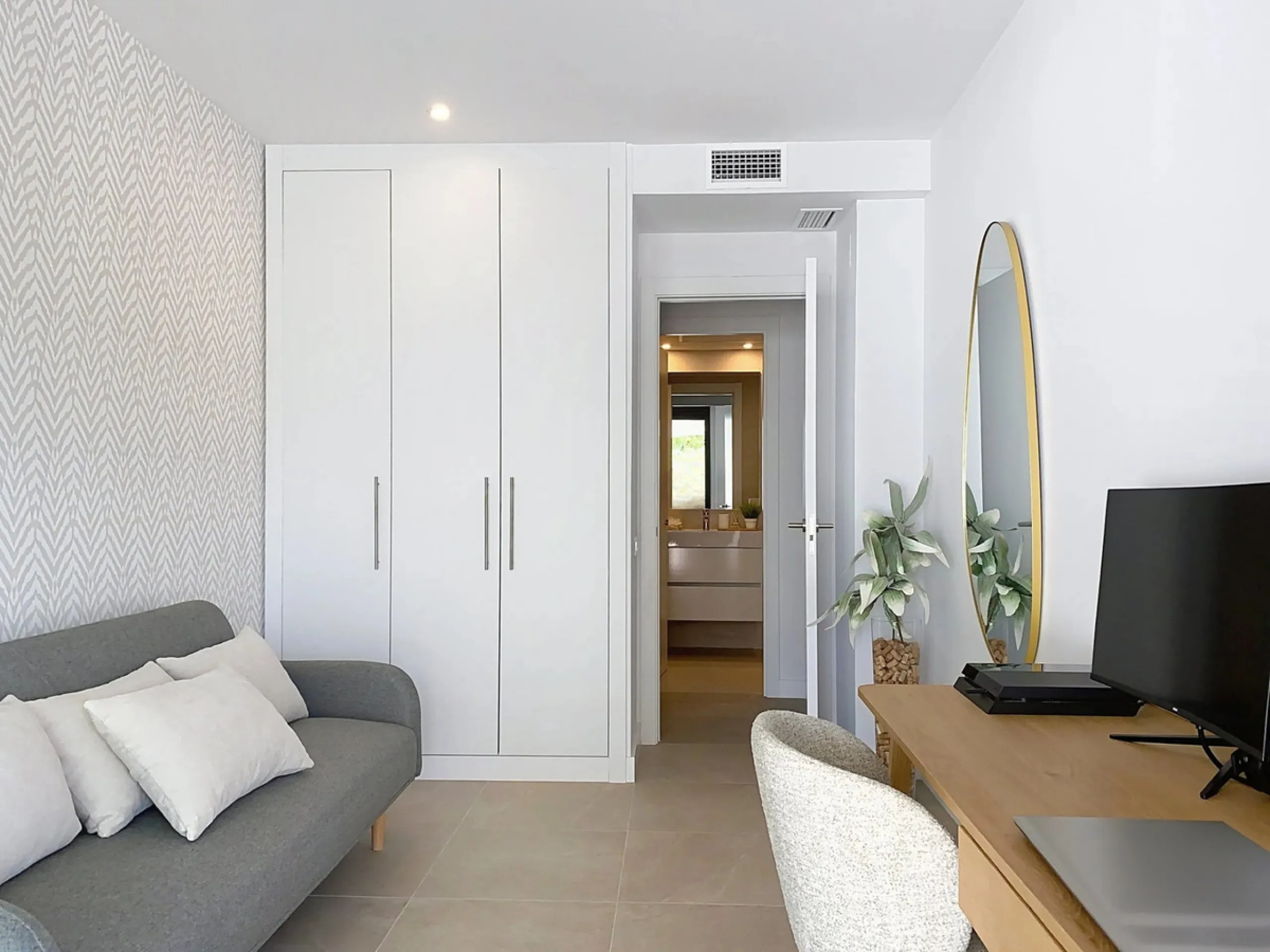 Located in Las Mesas, one of the most sought-after and rapidly expanding residential areas in the city of Estepona, this elegant elevated ground floor apartment combines contemporary design, comfort, and a privileged location. Just a 10-minute walk from t
