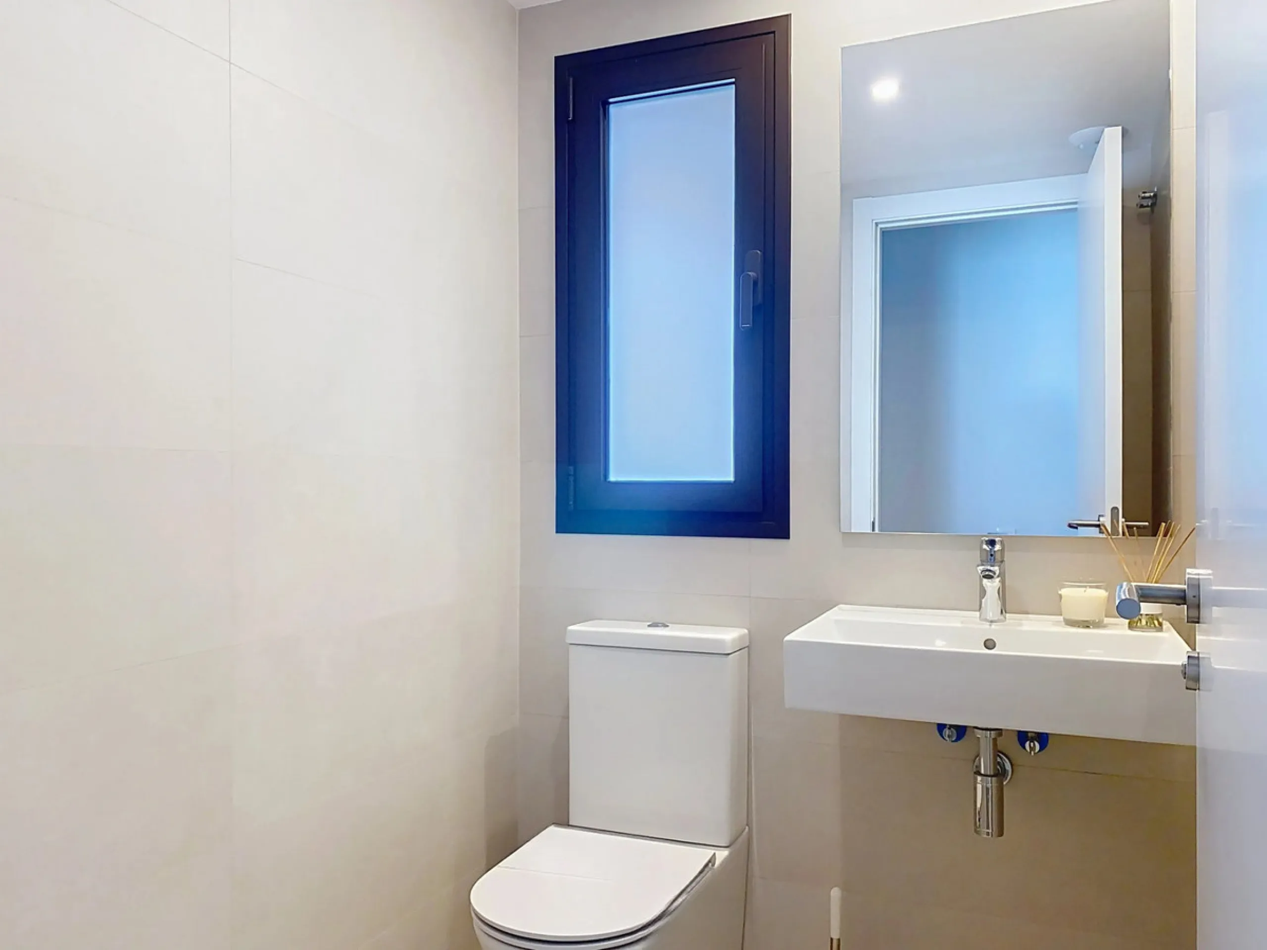 Located in Las Mesas, one of the most sought-after and rapidly expanding residential areas in the city of Estepona, this elegant elevated ground floor apartment combines contemporary design, comfort, and a privileged location. Just a 10-minute walk from t