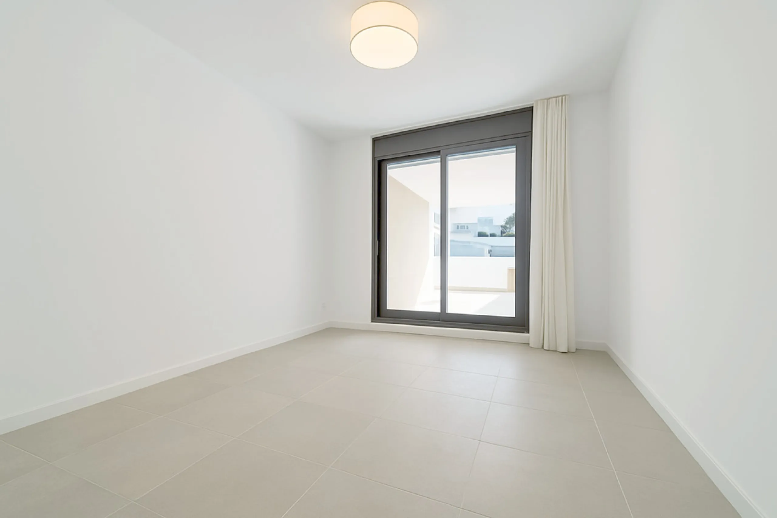 Located in Las Mesas, one of the most sought-after and rapidly expanding residential areas in the city of Estepona, this elegant elevated ground floor apartment combines contemporary design, comfort, and a privileged location. Just a 10-minute walk from t