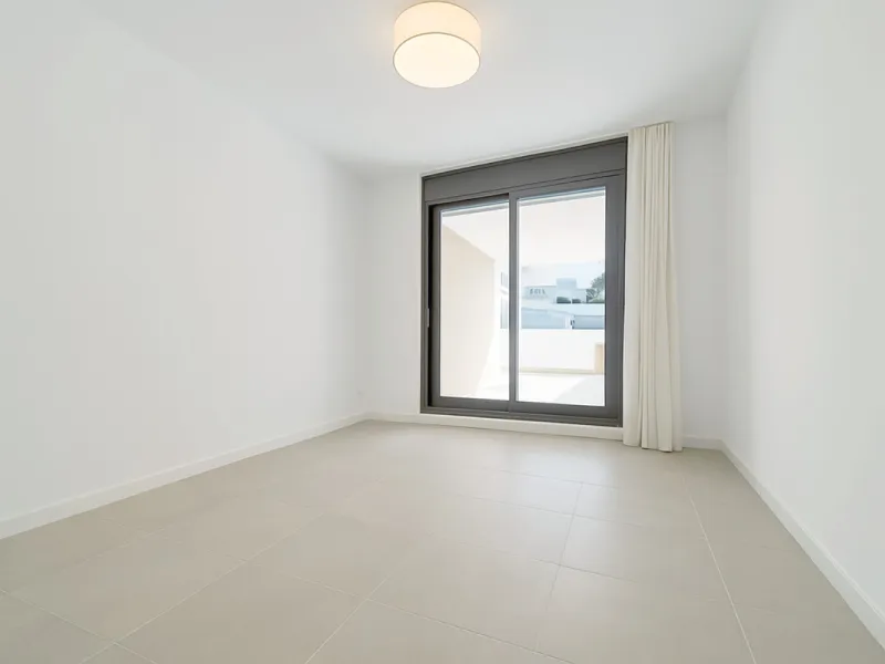 Located in Las Mesas, one of the most sought-after and rapidly expanding residential areas in the city of Estepona, this elegant elevated ground floor apartment combines contemporary design, comfort, and a privileged location. Just a 10-minute walk from t