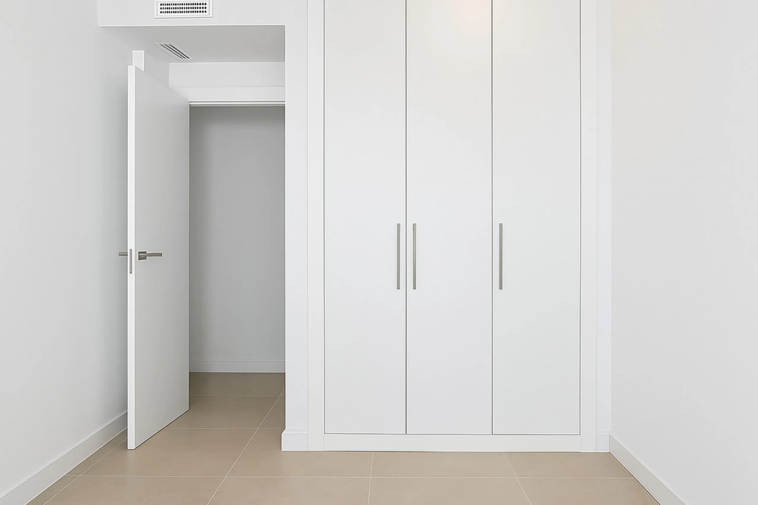 Located in Las Mesas, one of the most sought-after and rapidly expanding residential areas in the city of Estepona, this elegant elevated ground floor apartment combines contemporary design, comfort, and a privileged location. Just a 10-minute walk from t