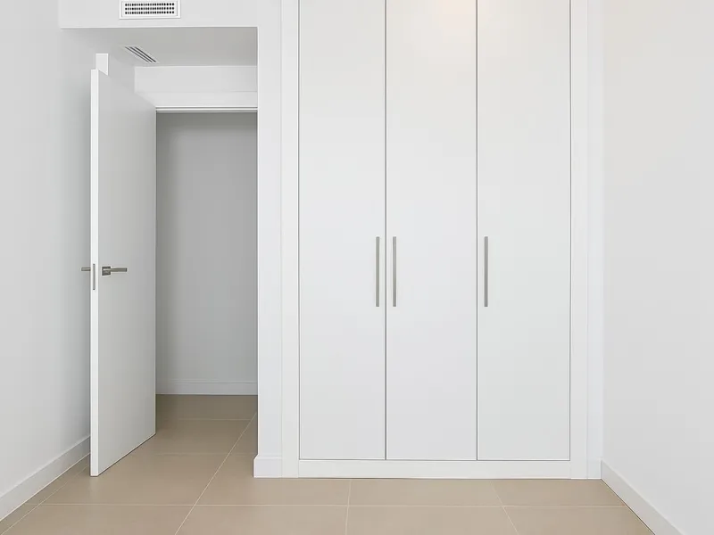 Located in Las Mesas, one of the most sought-after and rapidly expanding residential areas in the city of Estepona, this elegant elevated ground floor apartment combines contemporary design, comfort, and a privileged location. Just a 10-minute walk from t