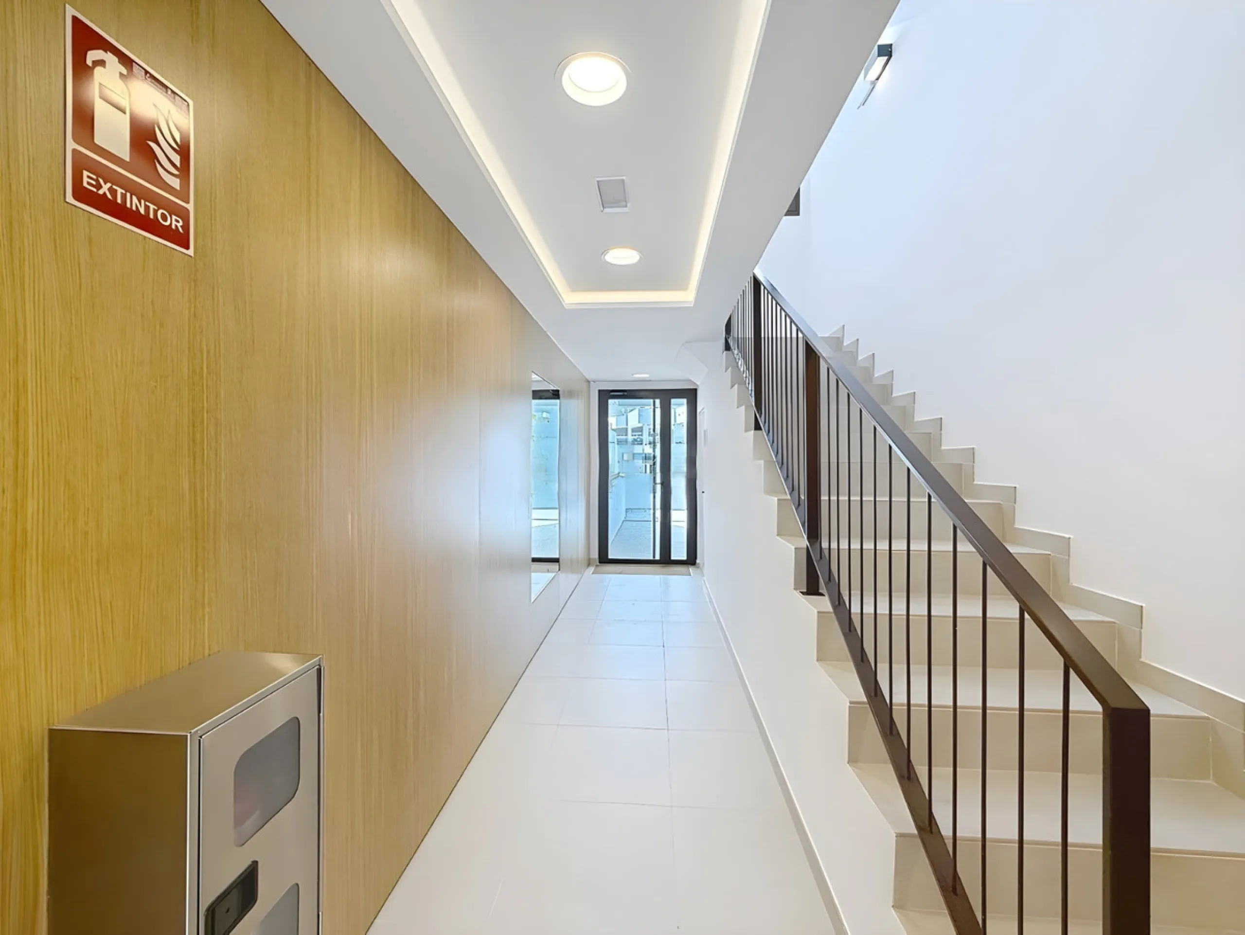 Located in Las Mesas, one of the most sought-after and rapidly expanding residential areas in the city of Estepona, this elegant elevated ground floor apartment combines contemporary design, comfort, and a privileged location. Just a 10-minute walk from t