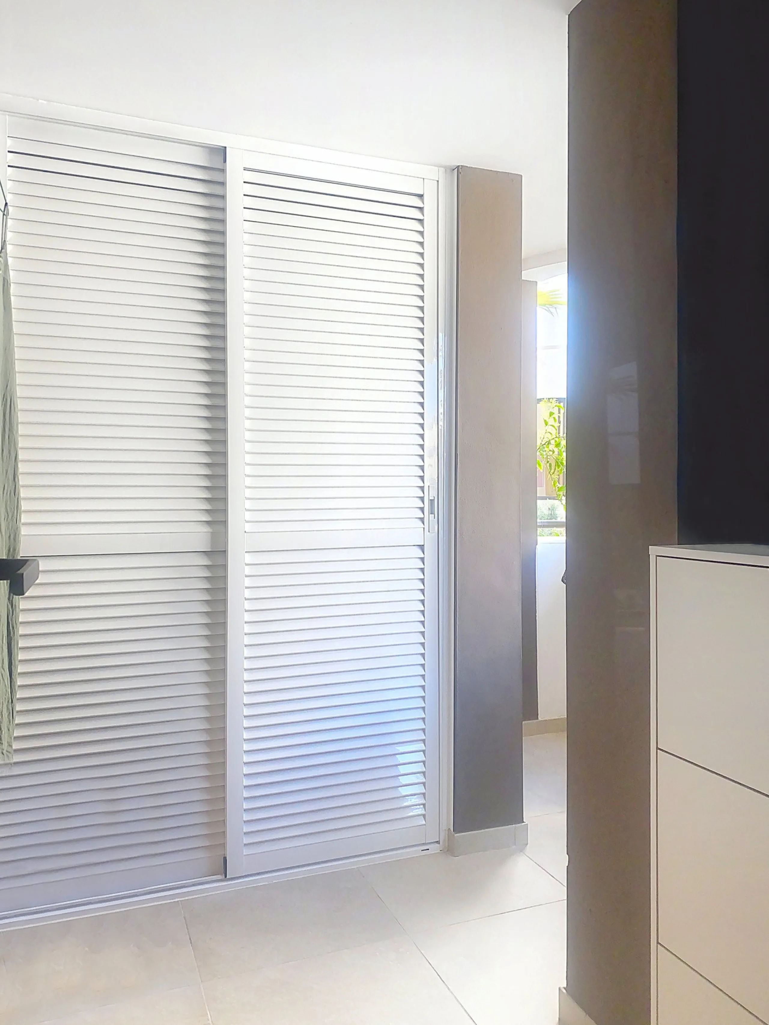 Located in Las Mesas, one of the most sought-after and rapidly expanding residential areas in the city of Estepona, this elegant elevated ground floor apartment combines contemporary design, comfort, and a privileged location. Just a 10-minute walk from t