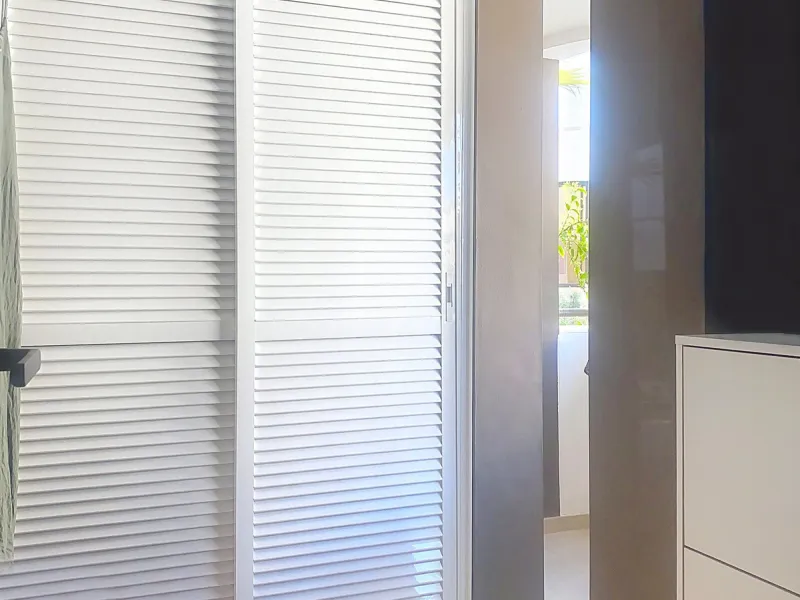 Located in Las Mesas, one of the most sought-after and rapidly expanding residential areas in the city of Estepona, this elegant elevated ground floor apartment combines contemporary design, comfort, and a privileged location. Just a 10-minute walk from t